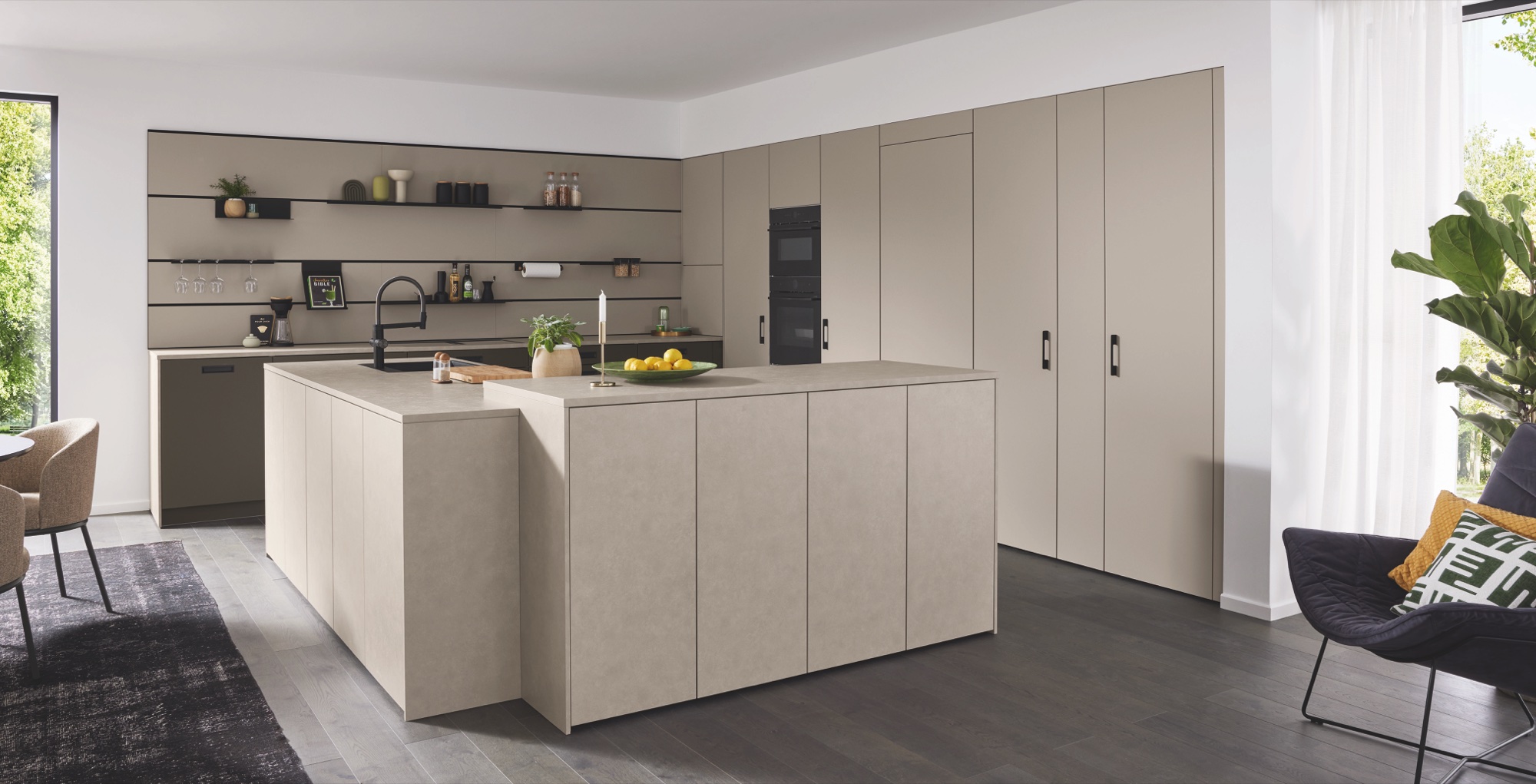 Loft-Küche in Matt-Anthrazit mit Holztheke