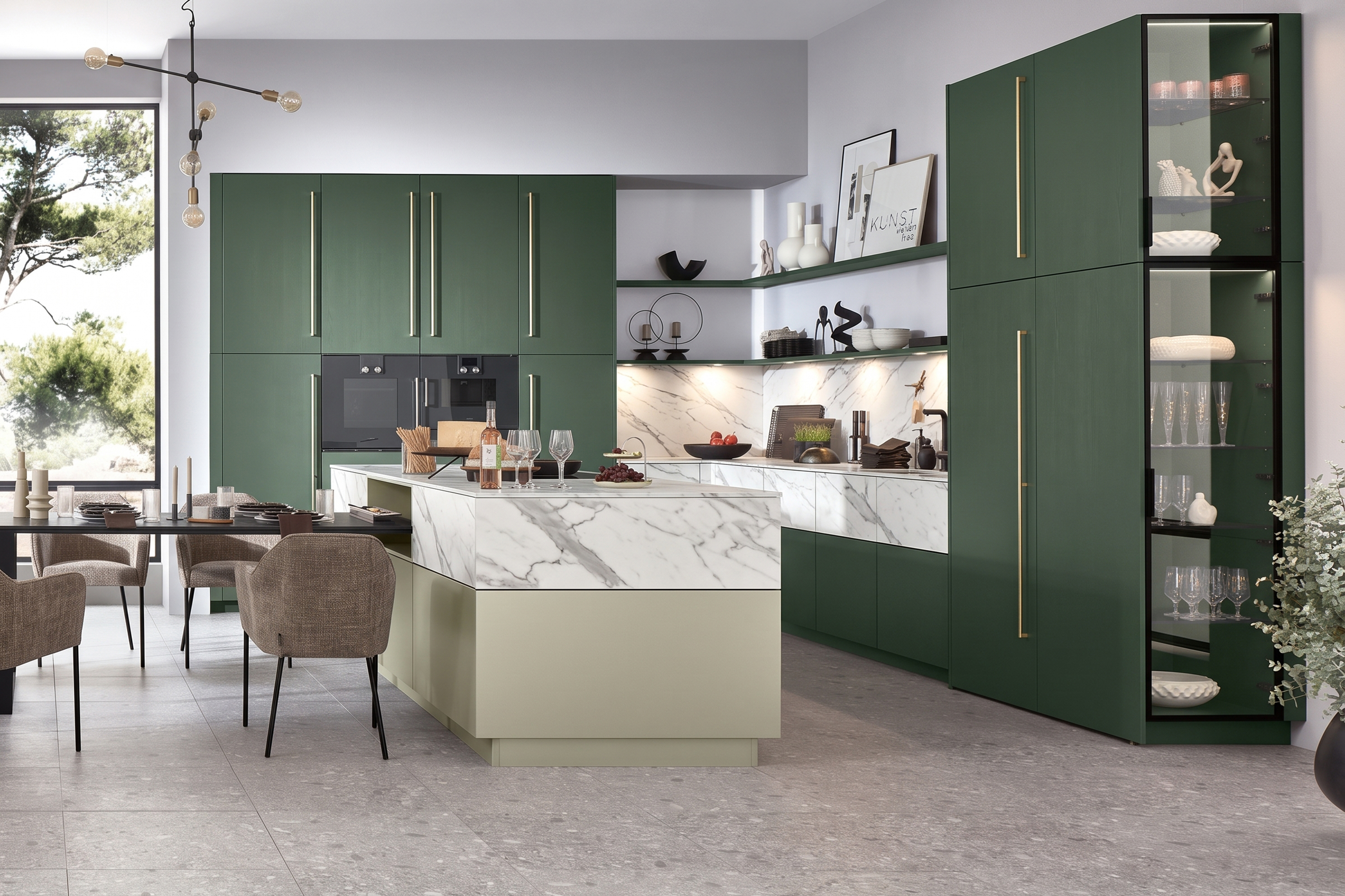 Dunkle Designküche — Ausführung Waldgrün & Marmor