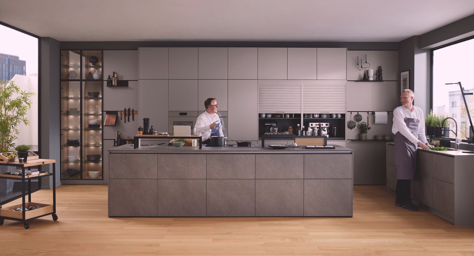 Dunkle Luxusküche mit integrierter LED-Beleuchtung